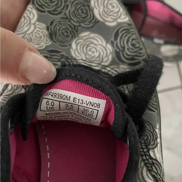 Taylor Swift Keds sneakers - Picture 2 of 3